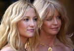 40776-us-actress-kate-hudson-l-with-her-moth.jpg